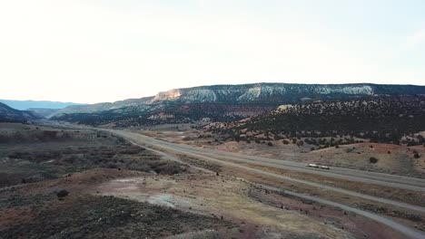 Colorado-Mountains-Drohne-Fliegt-über-Bergbäume