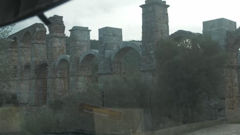 Römisches-Aquädukt,-Fensterschussfahrzeug