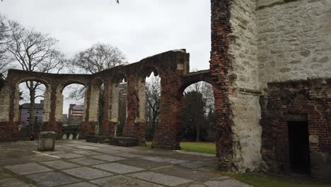 Eine-Alte-Kirche,-Die-In-Trümmern-Liegt