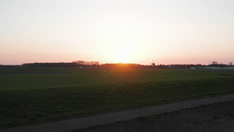 Luftaufnahme:-Sonnenuntergang-In-Einer-Holländischen-Landschaft-In-Der-Nähe-Von-Colijnsplaat