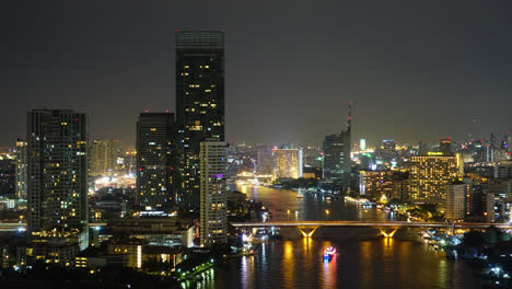 Bangkok,-Tailandia---Lapso-De-Tiempo-Bloqueado-Plano-Amplio-Del-Paisaje-Nocturno-Iluminado-Del-Horizonte-Y-El-Río-De-Bangkok