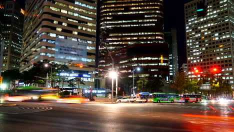 Seúl-Corea-Del-Sur---Alrededor-Del-Lapso-De-Tiempo-Alejar-La-Toma-De-La-Concurrida-Plaza-De-Tráfico-De-La-Ciudad-Cruzar-La-Calle-Por-La-Noche-Con-Letreros-De-Neón-Iluminados,-Automóviles-Y-Edificios