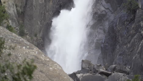 Primer-Plano-De-Las-Cataratas-De-Yosemite-Inferior-Durante-El-Derretimiento-De-La-Nieve-De-Primavera