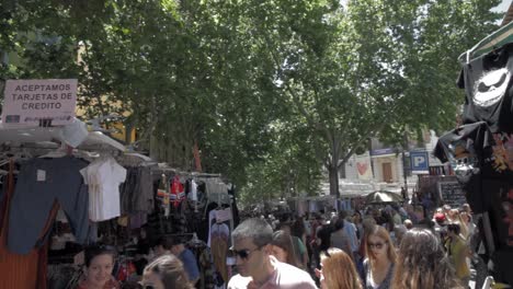 Typische-Ansicht-Der-Kleiderstände-In-El-Rastro,-Flohmarkt-In-Madrid