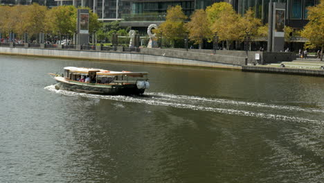 Melbourne-ferry-traveling-down-the-Yarra-river-past-Southbank