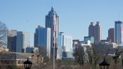 Atlanta-Hochhaus-Skyline-Mit-Amerikanischer-Flagge