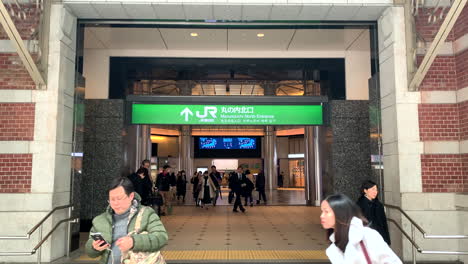 Entrada-De-Personas-En-La-Entrada-salida-Norte-De-Marunouchi-De-La-Estación-De-Tokio
