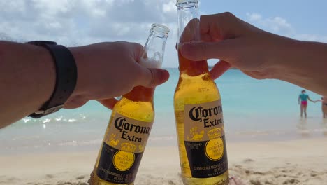 Paar-Trinkt-Corona-Am-Strand-Von-St.-Kitts