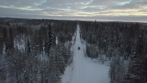 Autos-Fahren-Durch-Eine-Schneebedeckte-Landschaft-In-Der-Nähe-Von-Kuusamo,-Finnland
