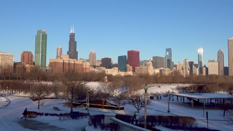 Menschen-Joggen-Im-Winter-Im-Chicago-Park-Mit-Der-Skyline-Der-Stadt-Am-Frühen-Morgen-An-Einem-Sonnigen-Tag-4k
