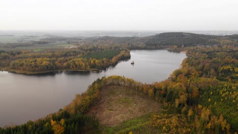 Luftaufnahme-Des-Sees-Im-Wald-Mit-Herbstfarben