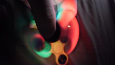 Nahaufnahme-Eines-Leuchtenden,-Mehrfarbigen-Fidget-Spinners