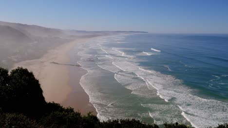 Blick-Vom-Berg-über-Einen-Weiten,-Wunderschönen-Strandabschnitt-Mit-Anrollenden-Wellen