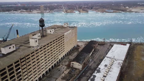 Tiro-De-Barrido-Alrededor-De-Un-Edificio-Abandonado-En-Descomposición-En-El-Río-Detroit