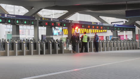 Ticket--Und-Sicherheitskontrolle-An-Einem-Modernen-Britischen-Bahnhof