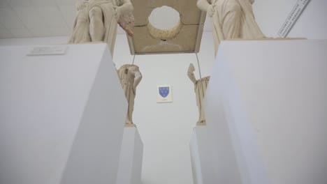 Vista-De-ángulo-Bajo-De-Estatuas-Romanas-En-Exhibición-En-El-Museo-Arqueológico-Del-Distrito-De-Paphos-En-Paphos,-Chipre