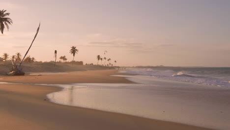 Zeitlupe:-Der-Strand-Von-Cumbuco-Bei-Sonnenuntergang