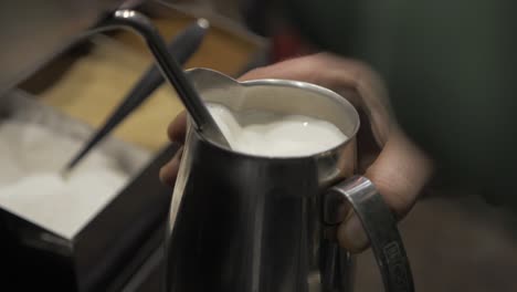 Café-Mitarbeiter-Schaltet-Die-Dampfschäummaschine-Aus,-Nachdem-Er-Milch-Für-Einen-Cappuccino-Zubereitet-Hat