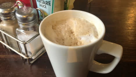 Kaffeetasse-Auf-Einem-Tisch
