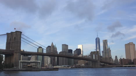 Zeitraffer-Der-Skyline-Von-Manhattan-Mit-Der-Brooklyn-Bridge-Im-Vordergrund