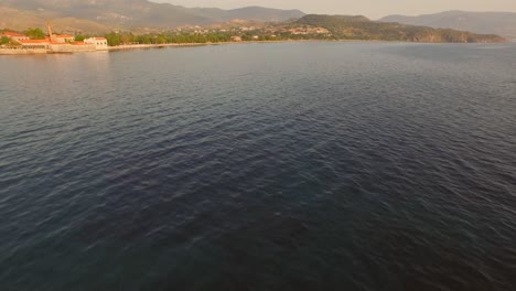 Antena:-Un-Barco-De-Pesca-En-La-Bahía-Frente-A-Molyvos,-Grecia