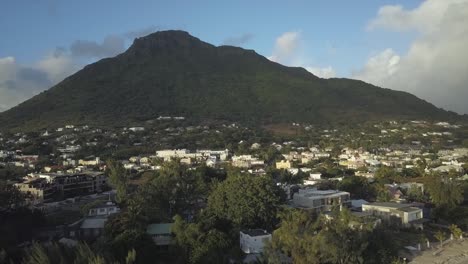 Dies-Ist-Eine-Drohnenaufnahme,-Aufgenommen-Auf-Mauritius-Vor-Einer-Bergkulisse