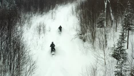 Motos-De-Nieve-En-La-Ladera-De-Una-Montaña-En-Canadá