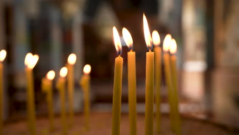 Eine-Reihe-Gelber-Kerzen,-Die-In-Der-Griechisch-orthodoxen-Kirche-Von-Madaba-St.-George-Brennen