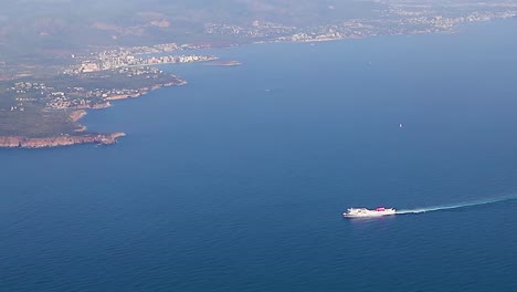Luftbild:-Großes-Internationales-Frachtschiff-Sticht-In-See,-Nachdem-Es-In-Einem-Großen-Internationalen-Seehafen-Angehalten-Hat