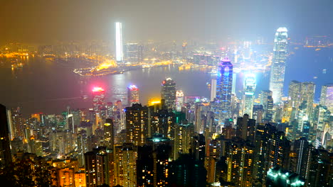 Hermoso-Y-Colorido-Lapso-De-Tiempo-Nocturno-De-Hong-Kong-China-Con-Torres,-Edificios,-Barcos-En-El-Mar-Y-Luces-De-La-Ciudad