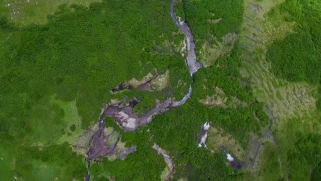 Luftaufnahme:-Wunderschönes-Wasser-Fließt-Durch-Dieses-Bergtal-In-Colorado