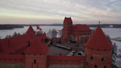 Luftaufnahme:-Rotierende-Aufnahme-Der-Burg-Trakai-Mit-Wunderschönem-Himmel-Im-Hintergrund