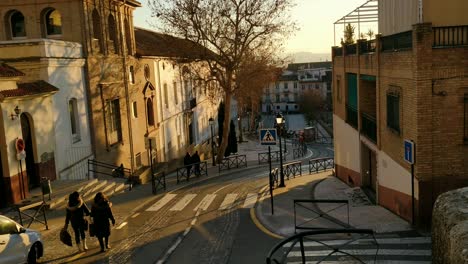 Lässige-Straße-Auf-Einem-Hügel-Während-Des-Sonnenuntergangs,-Spanien,-Weibliches-Gehen