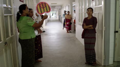 Madres-Y-Niños-Birmanos-Esperando-En-El-Piso-De-Un-Hospital