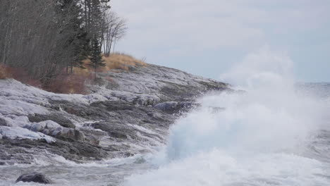 Slow-motion-waves-on-rocky-shoreline
