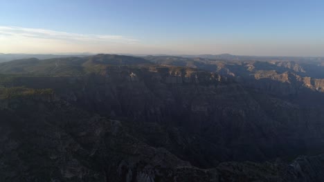 Luftaufnahme-Des-Epic-Urique-Canyon-Bei-Sonnenuntergang-In-Divisadero,-Copper-Canyon-Region,-Chihuahua
