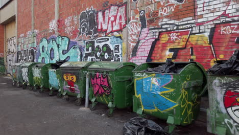 Mülleimer-Graffitis-In-Der-Straße-Von-Lissabon,-Portugal
