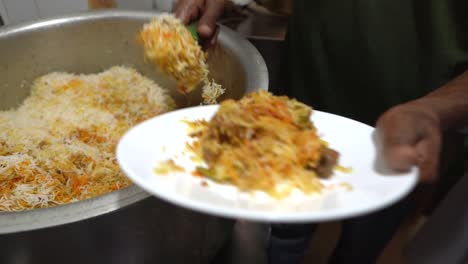 Biryani-Al-Estilo-De-Kerala-Hecho-Con-Pollo-Con-Especias-Tradicionales-De-Kerala,-Servido-En-Un-Restaurante