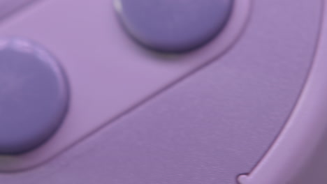 Botones-En-El-Controlador-Vintage-Super-Nintendo-En-Luz-Violeta-Deslizarse-Hacia-La-Izquierda