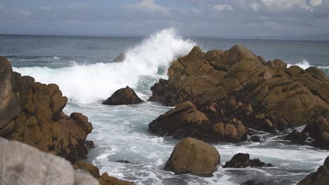 Wellen-Brechen-An-Einer-Felsigen-Küste-Entlang-Der-Küste-Von-Monterey
