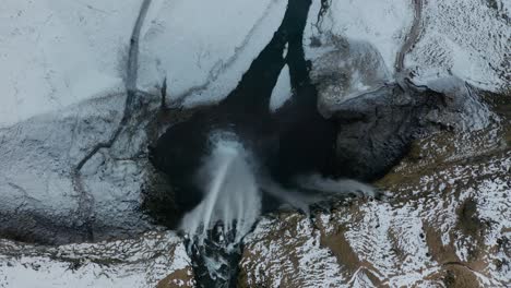 Imágenes-De-Drones-De-Una-Cascada-En-Islandia-Desde-Arriba