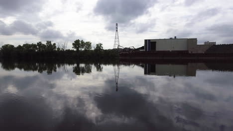Luftaufnahmen-Einer-Metallrecyclinganlage-Am-Mississippi-River