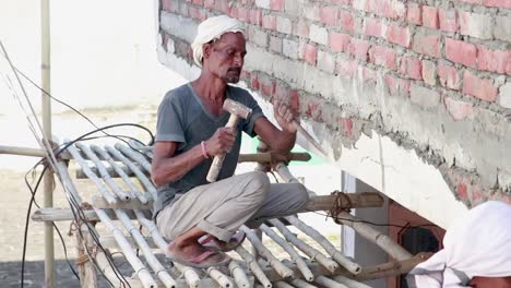 Mano-De-Obra-India-Pobre-Haciendo-Trabajos-De-Construcción-Por-Dinero-Para-Comer