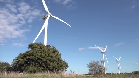 Windkraftanlagen-Drehen-Sich-Bei-Starkem-Wind