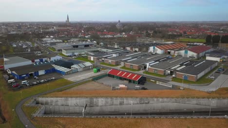 Die-Historische-Stadt-Middelburg-Mit-Einem-Kanal-Und-Einem-Industriegebiet-Im-Vordergrund