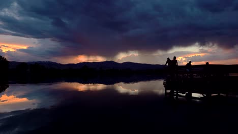 Dramatischer-Sonnenuntergang-Und-Sturmwolken-über-Dem-Blässhuhn-See,-Boulder,-Colorado