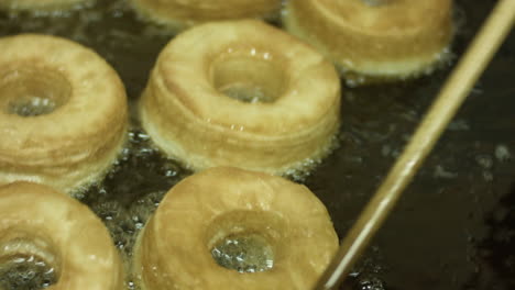 Einige-Heiße-Und-Köstliche-Donuts-Braten
