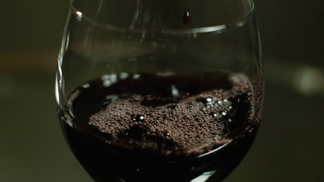 Statische-Aufnahme-Eines-Rotweins,-Der-In-Ein-Weinglas-Gegossen-Wird