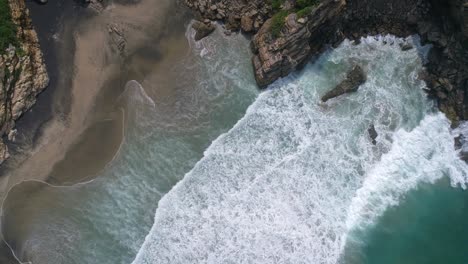 Aerial-cenital-shot-of-waves-crashing-in-rocks-in-La-Ventanilla,-Oaxaca