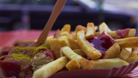Berühmte-Berliner-Currywurst-Mit-Pommes,-Ein-Authentisches-Streetfood-Aus-Deutschland